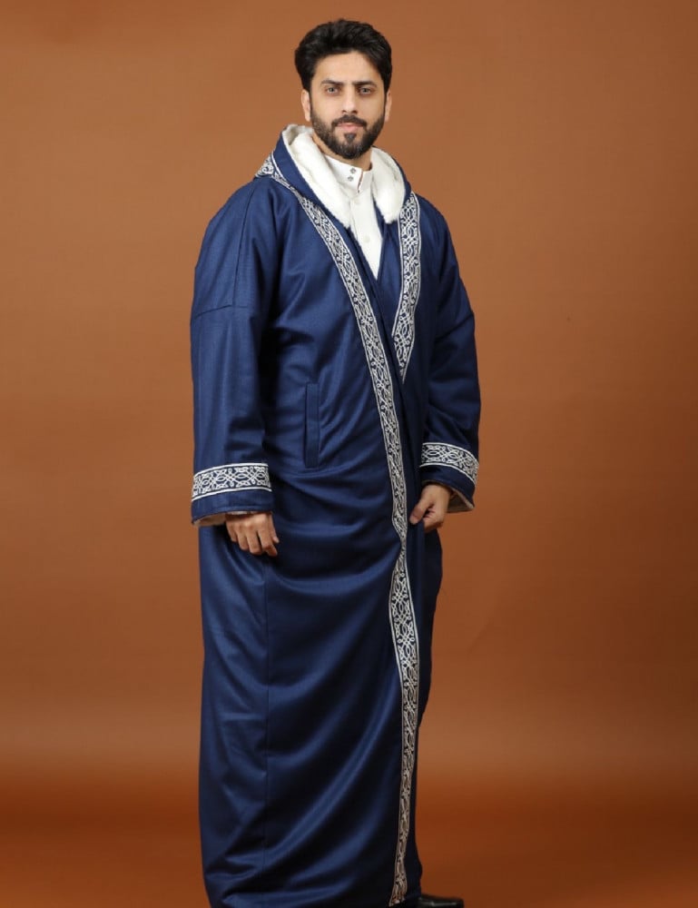 رجل يرتدي فروة شتوية رجالية زرقاء بهودي وفرو أبيض وشريط تطريز فضي
