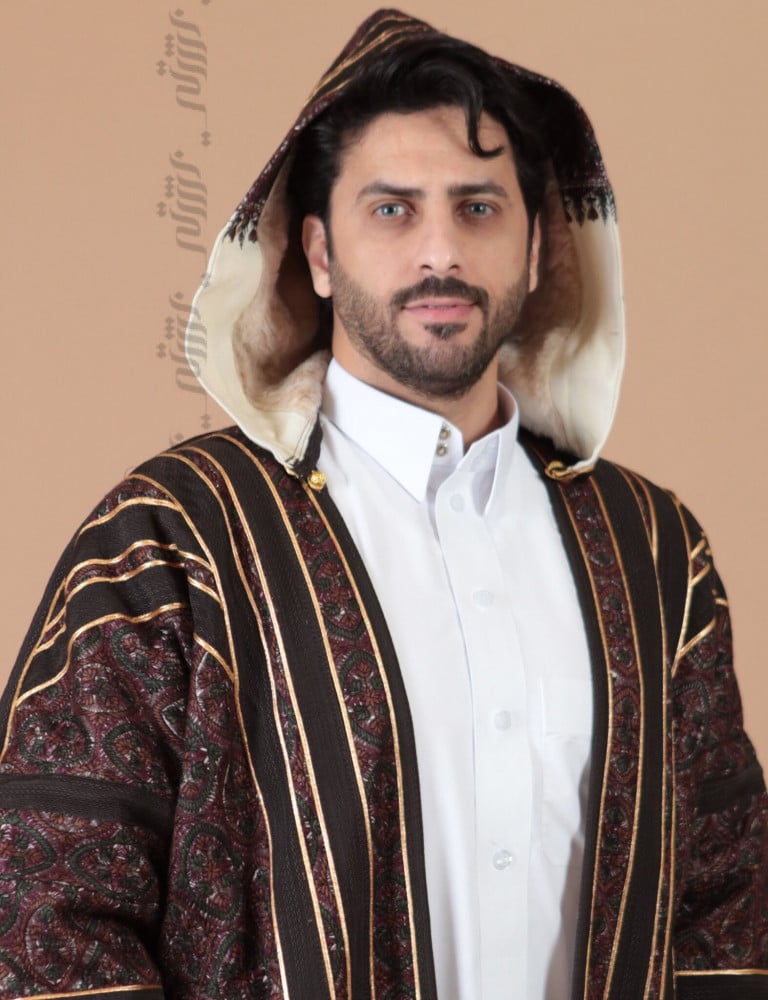رجل يرتدي فروة بشت رجالية من الصوف الكشميري بنقوش بنية وهودي وأكمام بلون كريمي (3 من 3)
