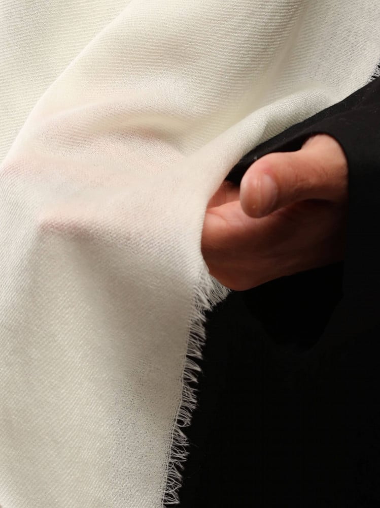رجل يرتدي غترة كشميري سكرية سادة مع ثوب أسود وعقال (2 من 4)