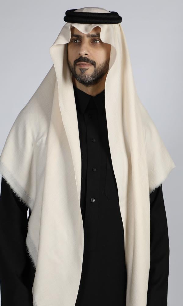 رجل يرتدي غترة كشميري سكرية سادة مع ثوب أسود وعقال (3 من 4)