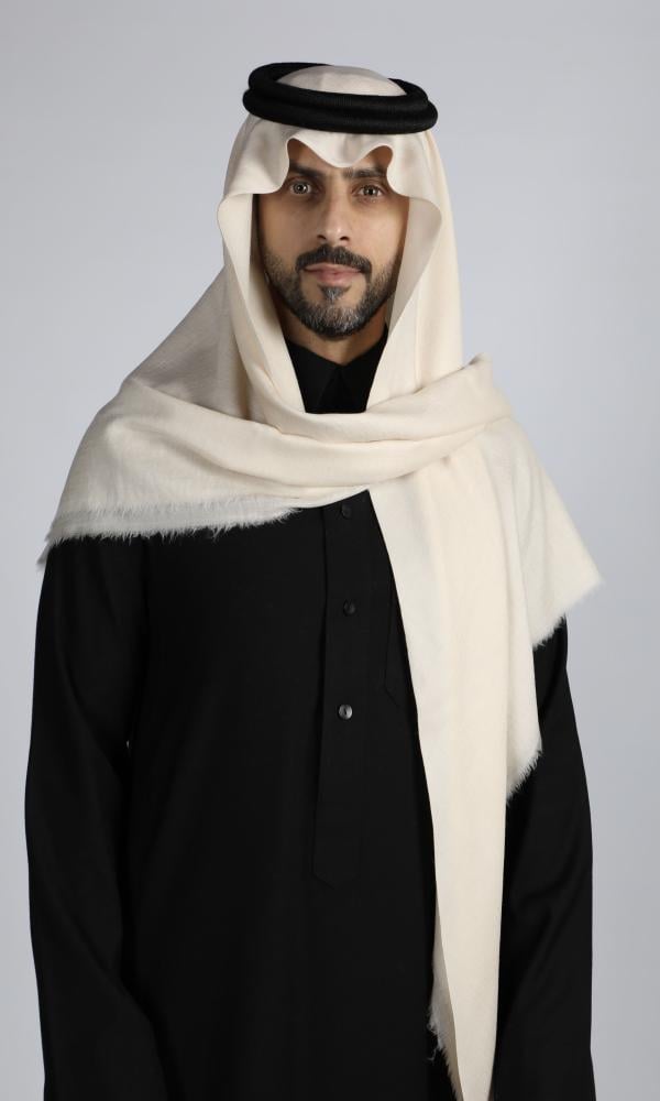 رجل يرتدي غترة كشميري سكرية سادة مع ثوب أسود وعقال (4 من 4)
