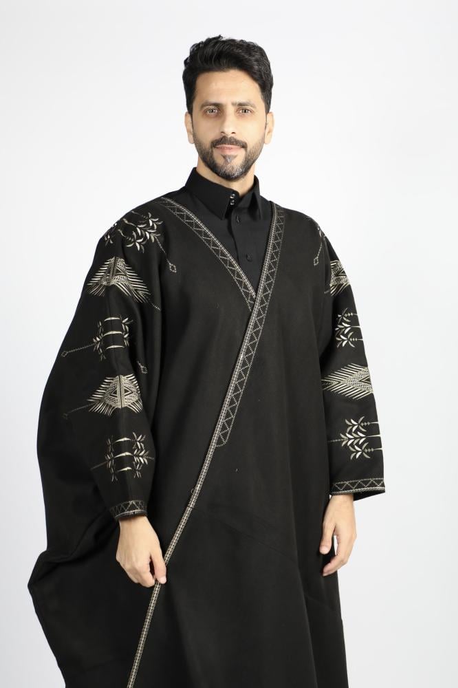 رجل يرتدي جبة الباحة السوداء بتطريز بيج وذهبي على الأكمام والحواف