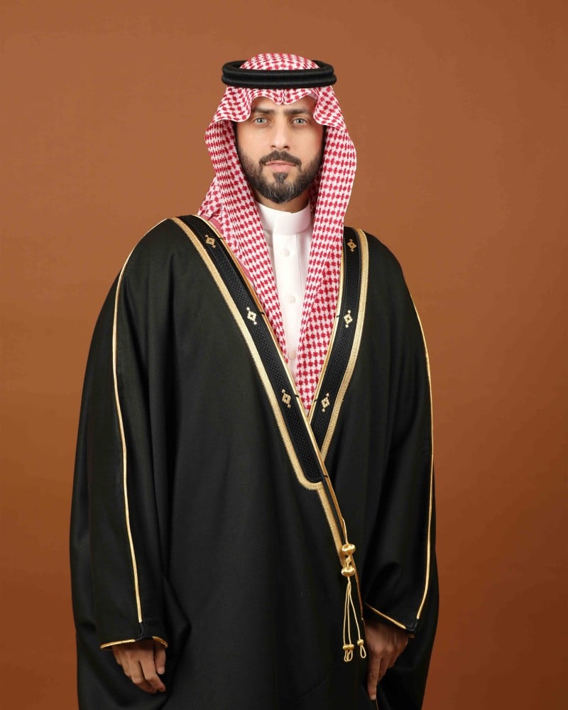 مشلح شتوي رجالي أسود بحواف ذهبية وتطريز حريري مع شماغ أحمر (1 من 2)