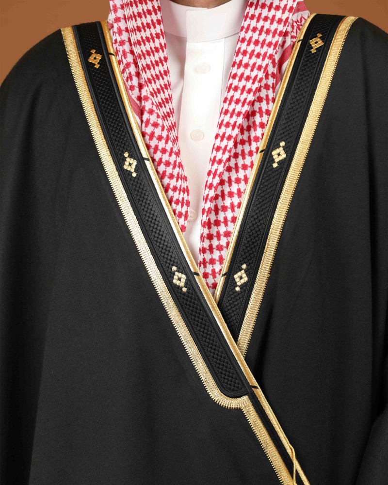 مشلح شتوي رجالي أسود بحواف ذهبية وتطريز حريري مع شماغ أحمر (2 من 2)