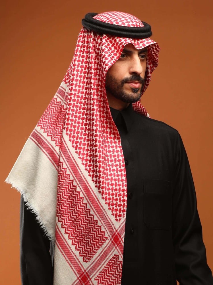 رجلان يرتديان غترة كشميري بيضاء وشماغ كشميري أحمر مع ثوب أسود (2 من 6)