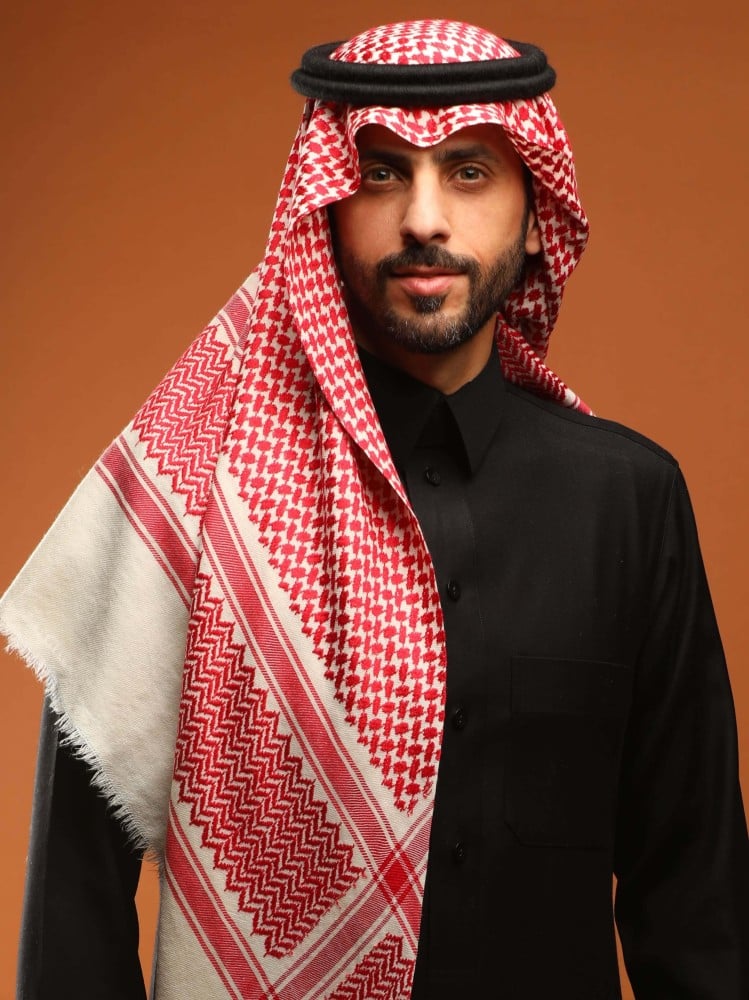 رجلان يرتديان غترة كشميري بيضاء وشماغ كشميري أحمر مع ثوب أسود (3 من 6)