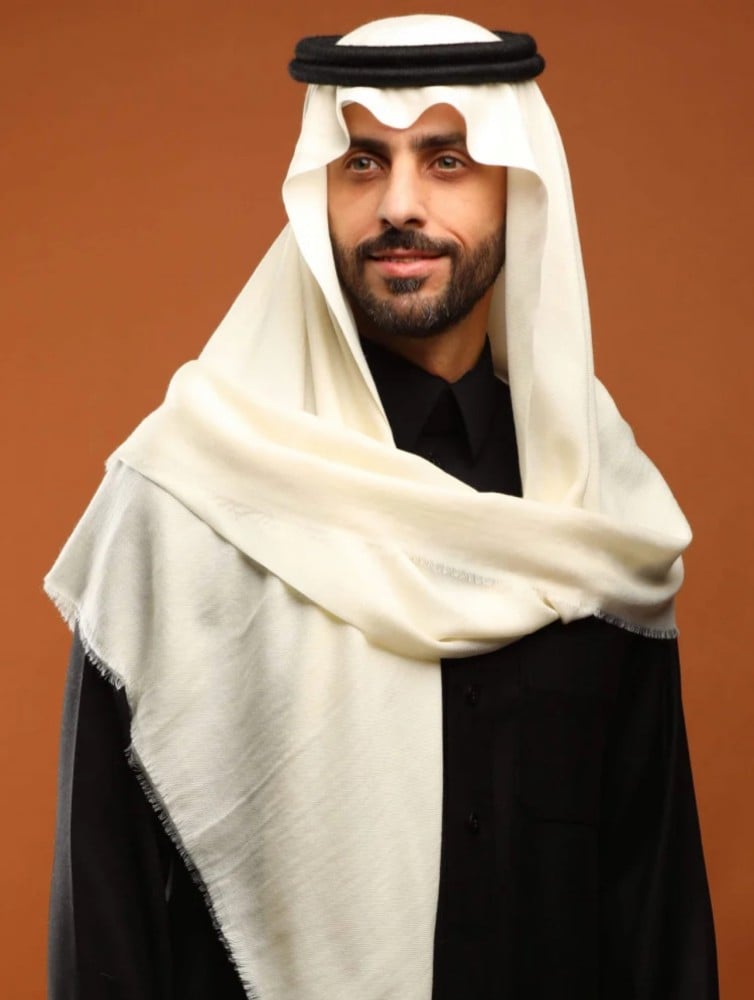 رجلان يرتديان غترة كشميري بيضاء وشماغ كشميري أحمر مع ثوب أسود (4 من 6)