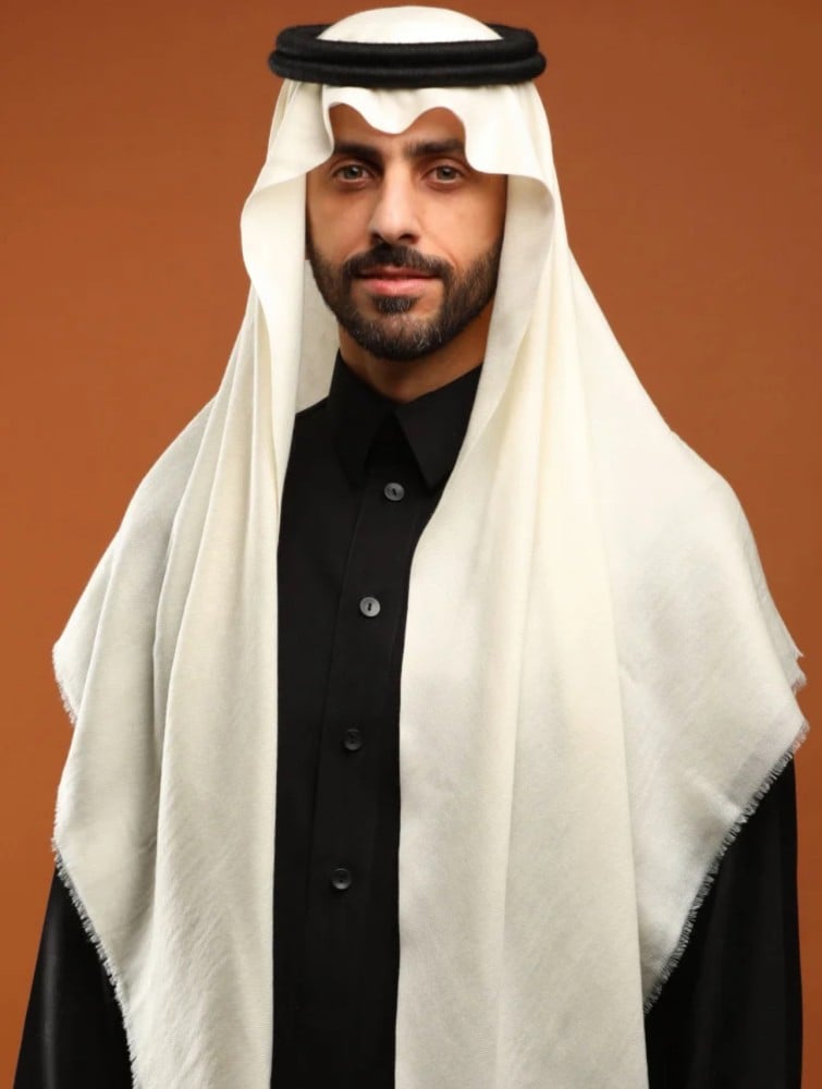 رجلان يرتديان غترة كشميري بيضاء وشماغ كشميري أحمر مع ثوب أسود (6 من 6)